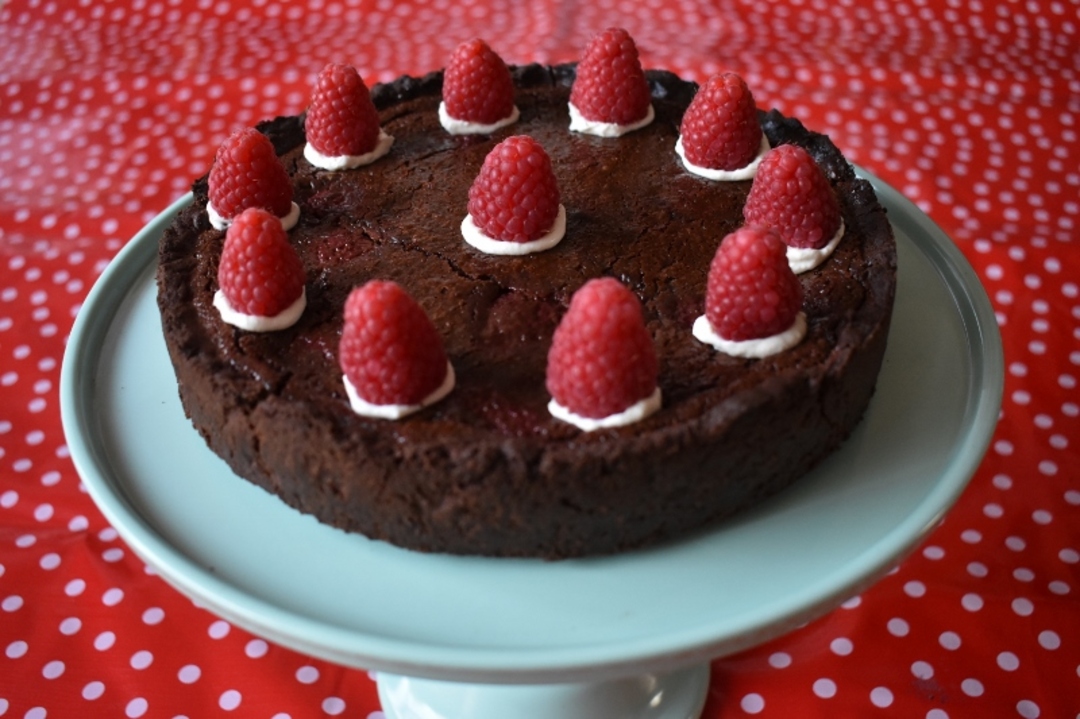 Pure chocoladetaart met chocolademousse en rood fruit